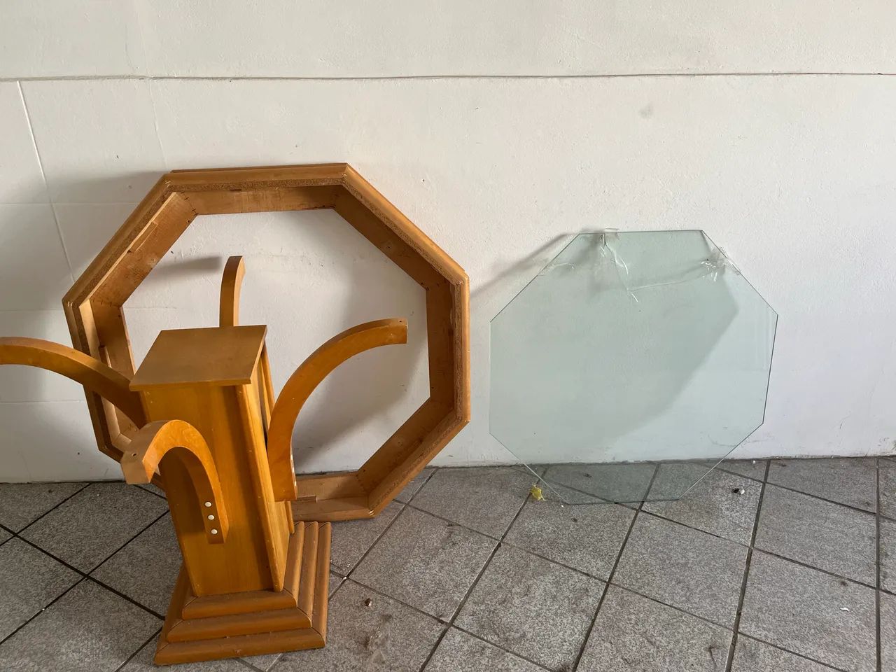 Mesa com vidro quebrado 