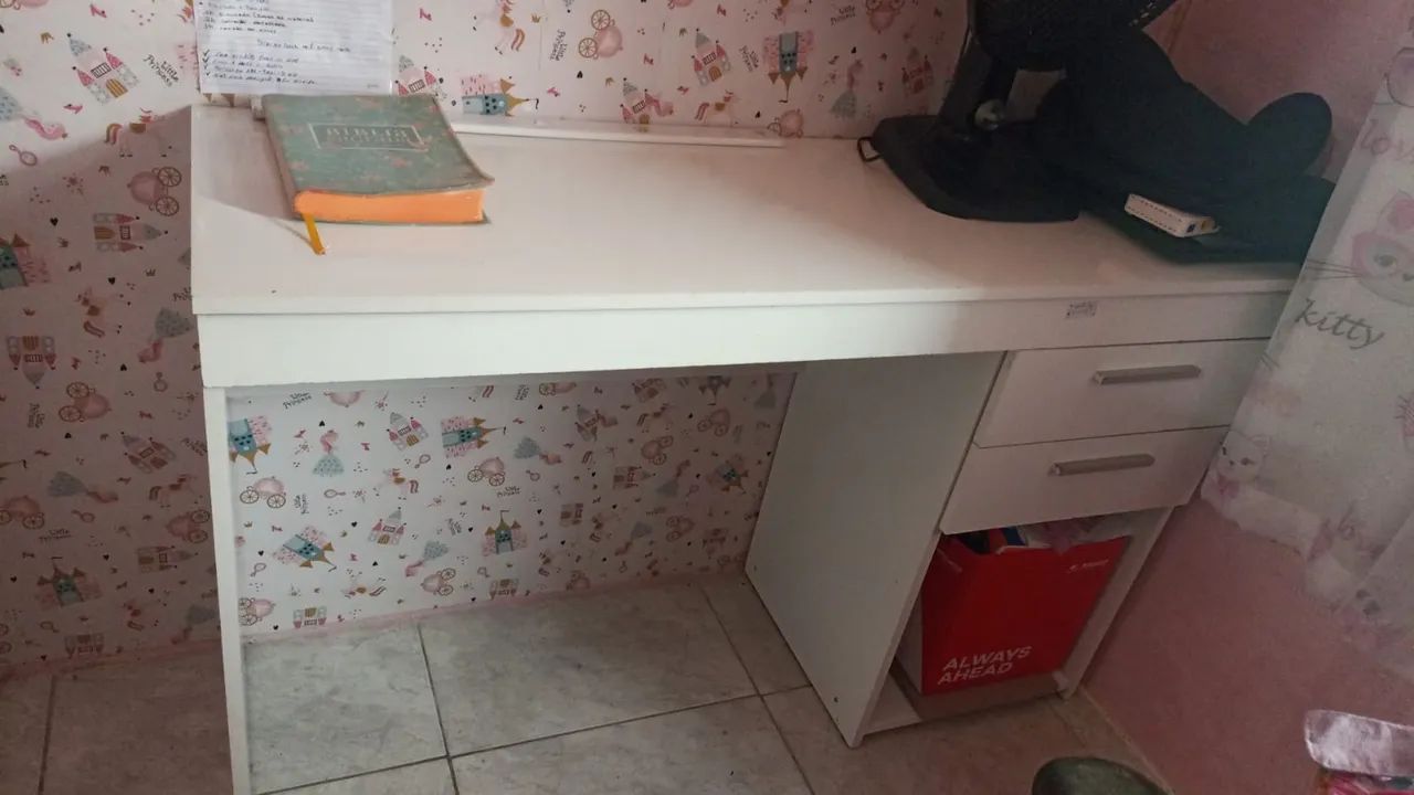 Escrivaninha com gavetas 