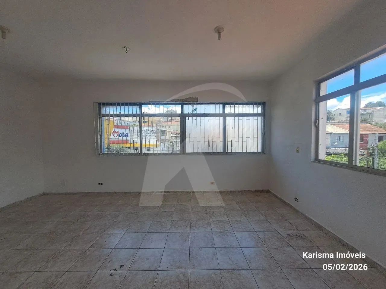 Salão medindo 110 m² com 2 banheiros. - Foto 6