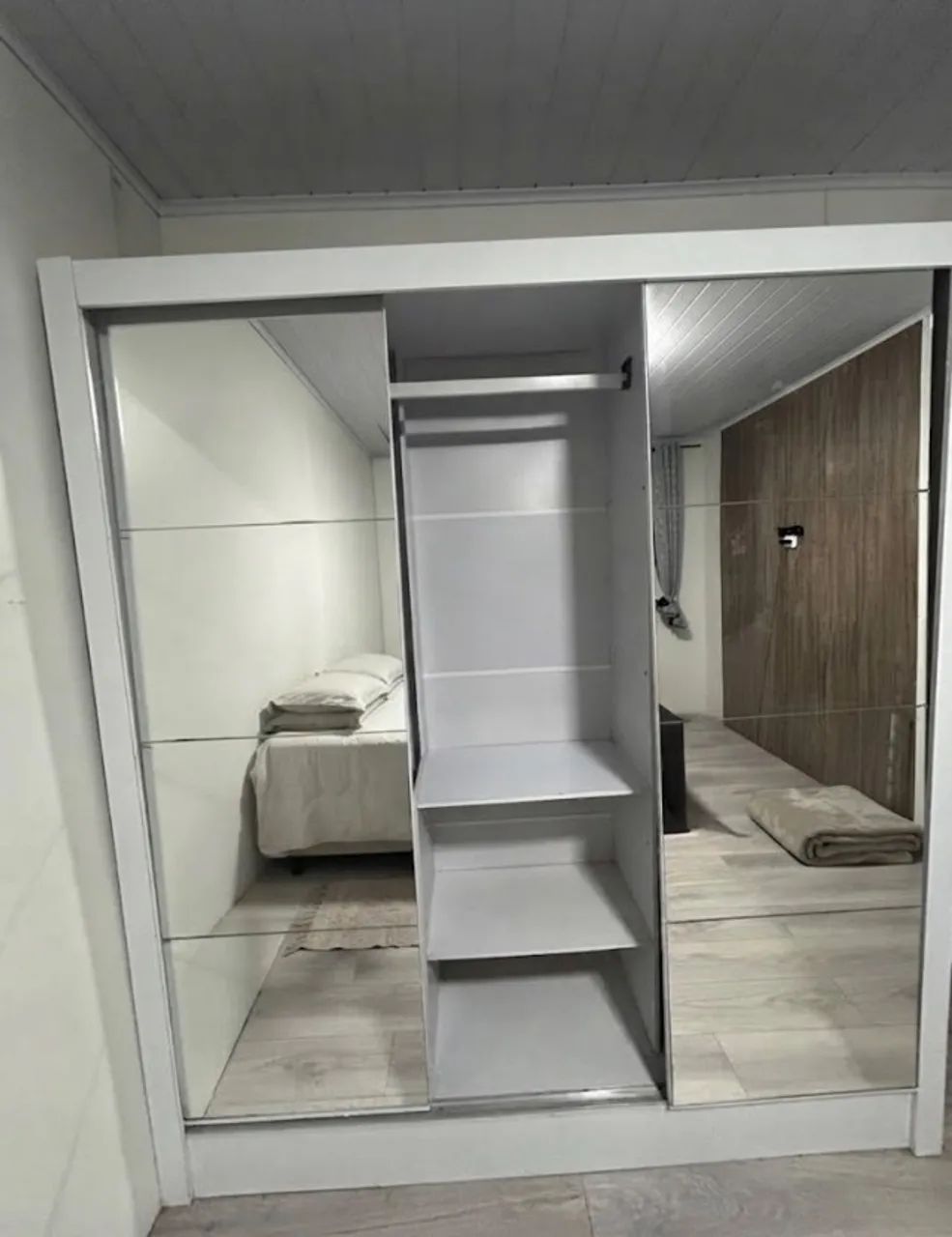 Guarda Roupa mdf branco grande porta espelhadas - Foto 3