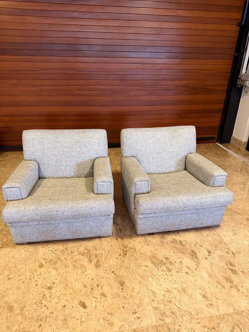 Duas Poltronas iguais