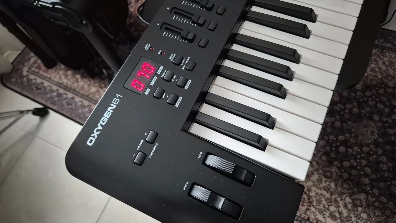 Controlador MIDI OXYGEN 61 - Foto 2