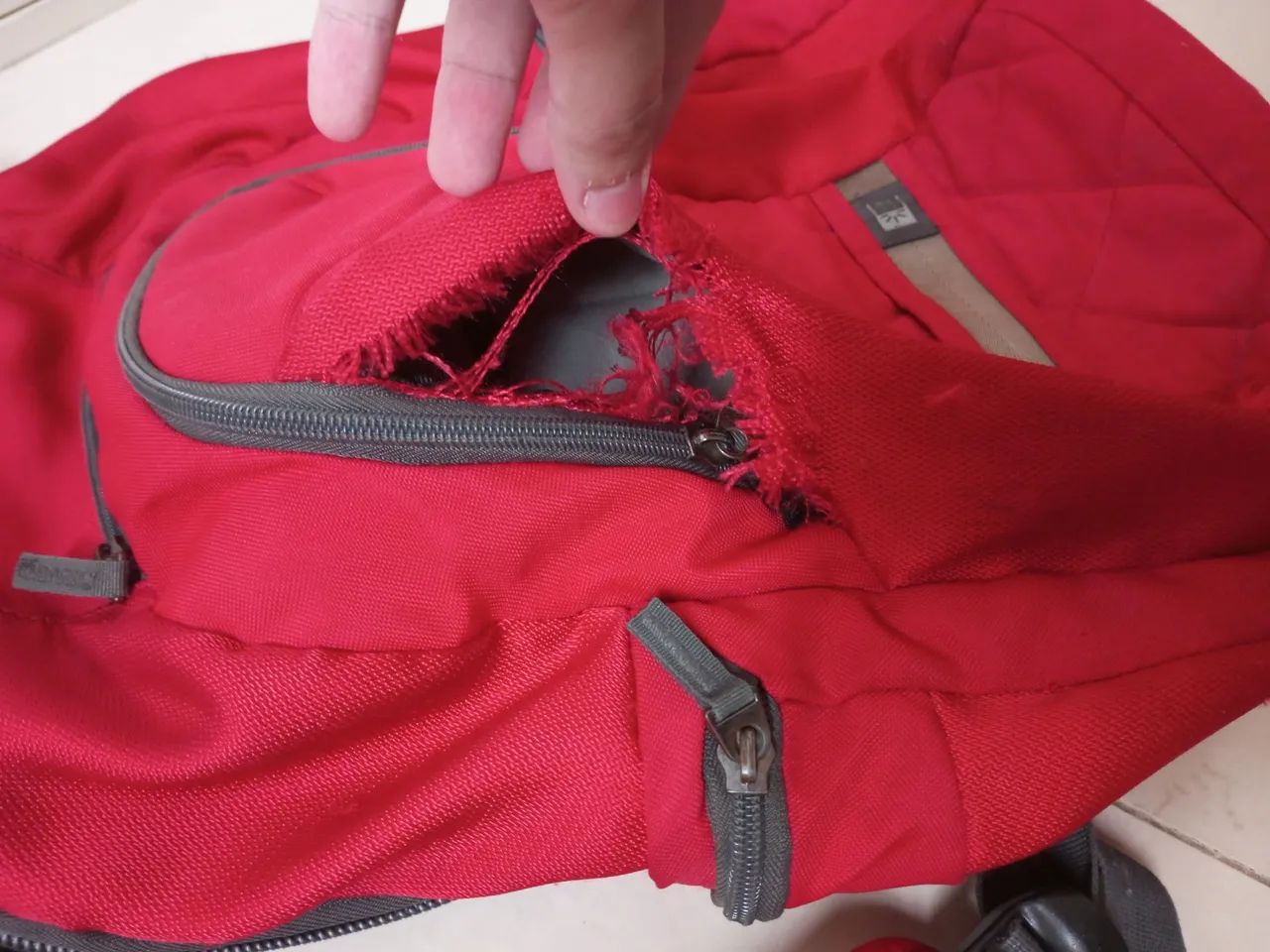 Mochila vermelha básica [RASGADA] - Foto 4
