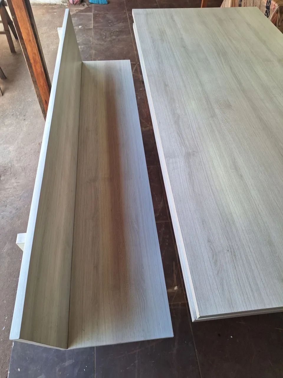 Mesa grande em mdf com bancos - Foto 4