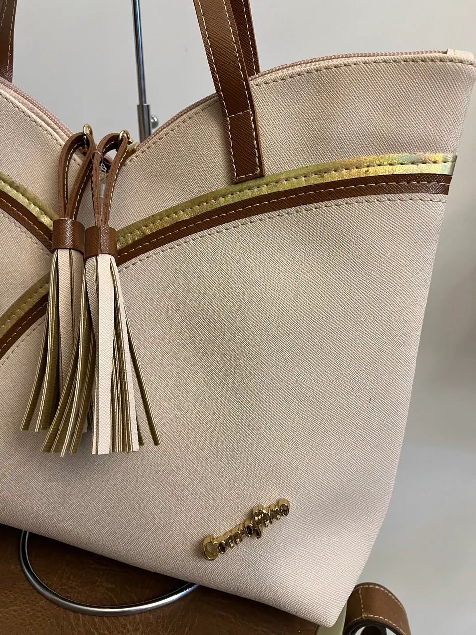 Bolsa grande de ombro marca Couro Fino  - Foto 4