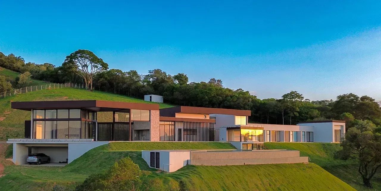 Casa à venda - 1305m² construídos - 6 Suítes- Acesso à Represa