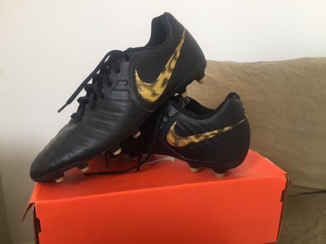 Chuteira de campo Nike Tiempo