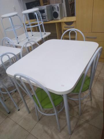 Mesa com 4 cadeiras