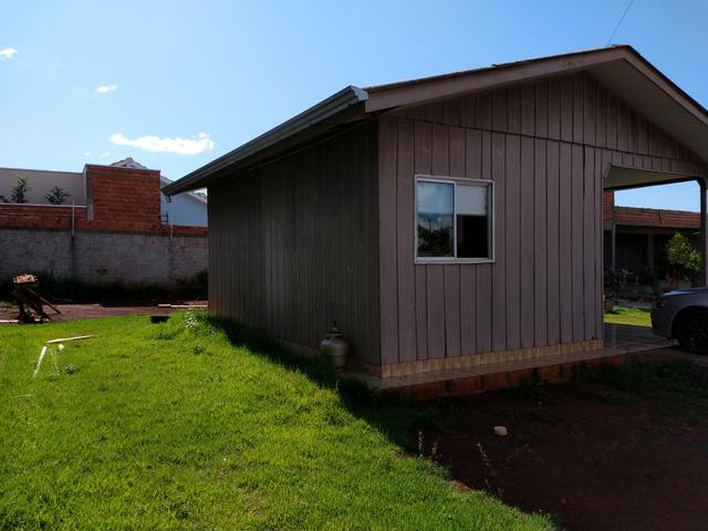 Terreno murado com casa de madeira - Foto 3