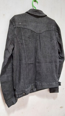 JAQUETA JEANS PRETA básica/ semi Nova - Foto 5