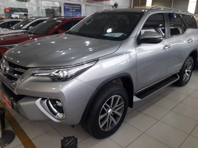 TOYOTA HILUX SW4 2.8 SRX 4X4 7 LUGARES