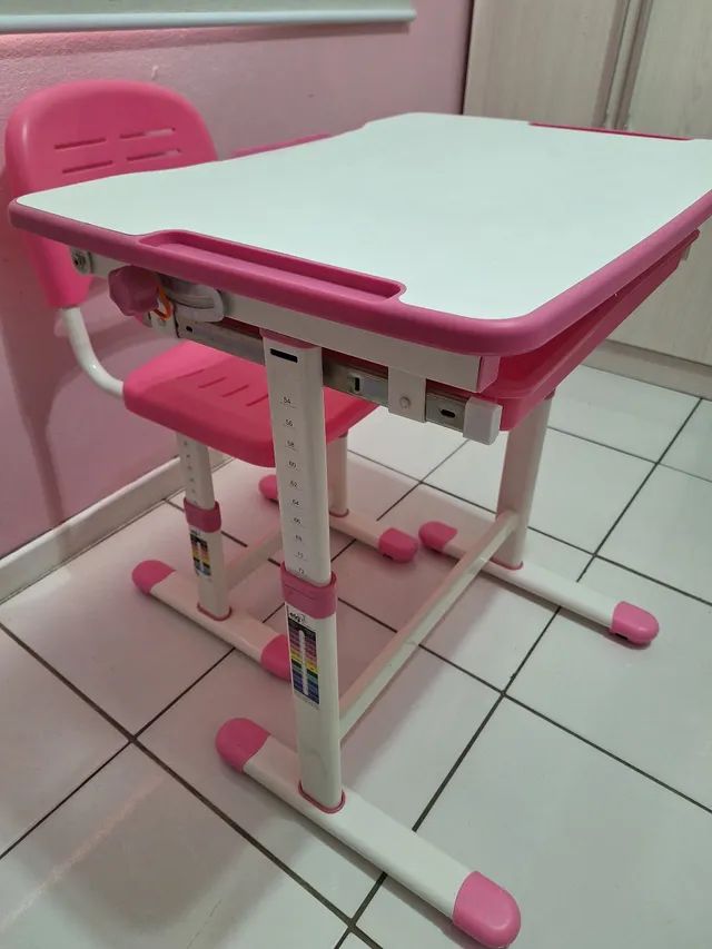 Mesa e cadeira infantil com regulagem de altura
