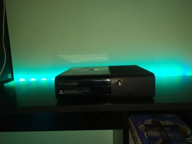 XBOX 360 BRANCO COM KINECT/FONTE/av/HDMI SEM CONTROLE.