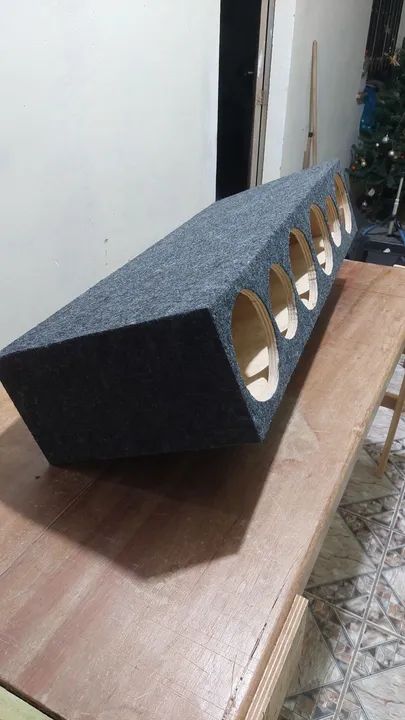 Caixa corneteira, 4 drivers + 2 tweeters, longa, vazia e acarpetada, 