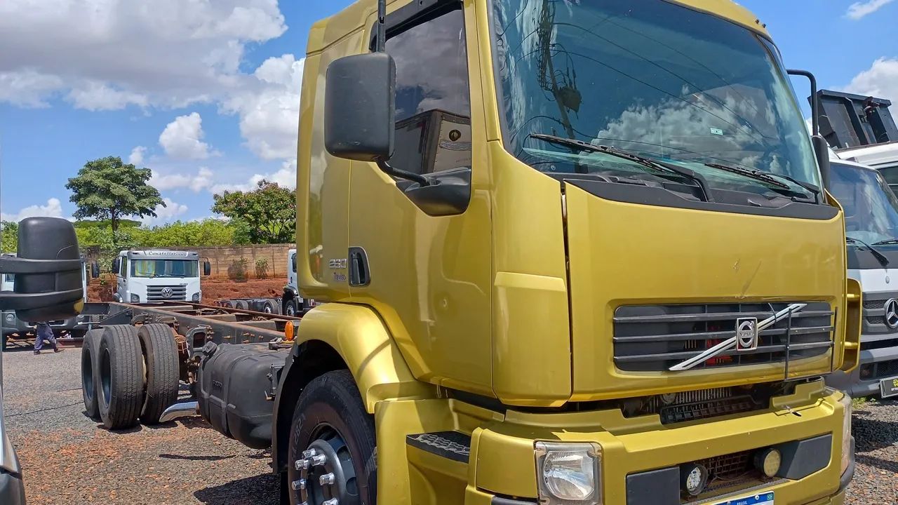 Caminhão Volvo VM 260 6X2R Leito 2011