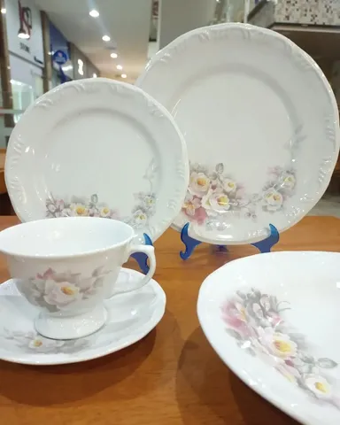 Aparelho de jantar, porcelana real, detalhes florais em Brasil  Pratos de  porcelana antigos, Jogo de jantar porcelana, Porcelana antiga