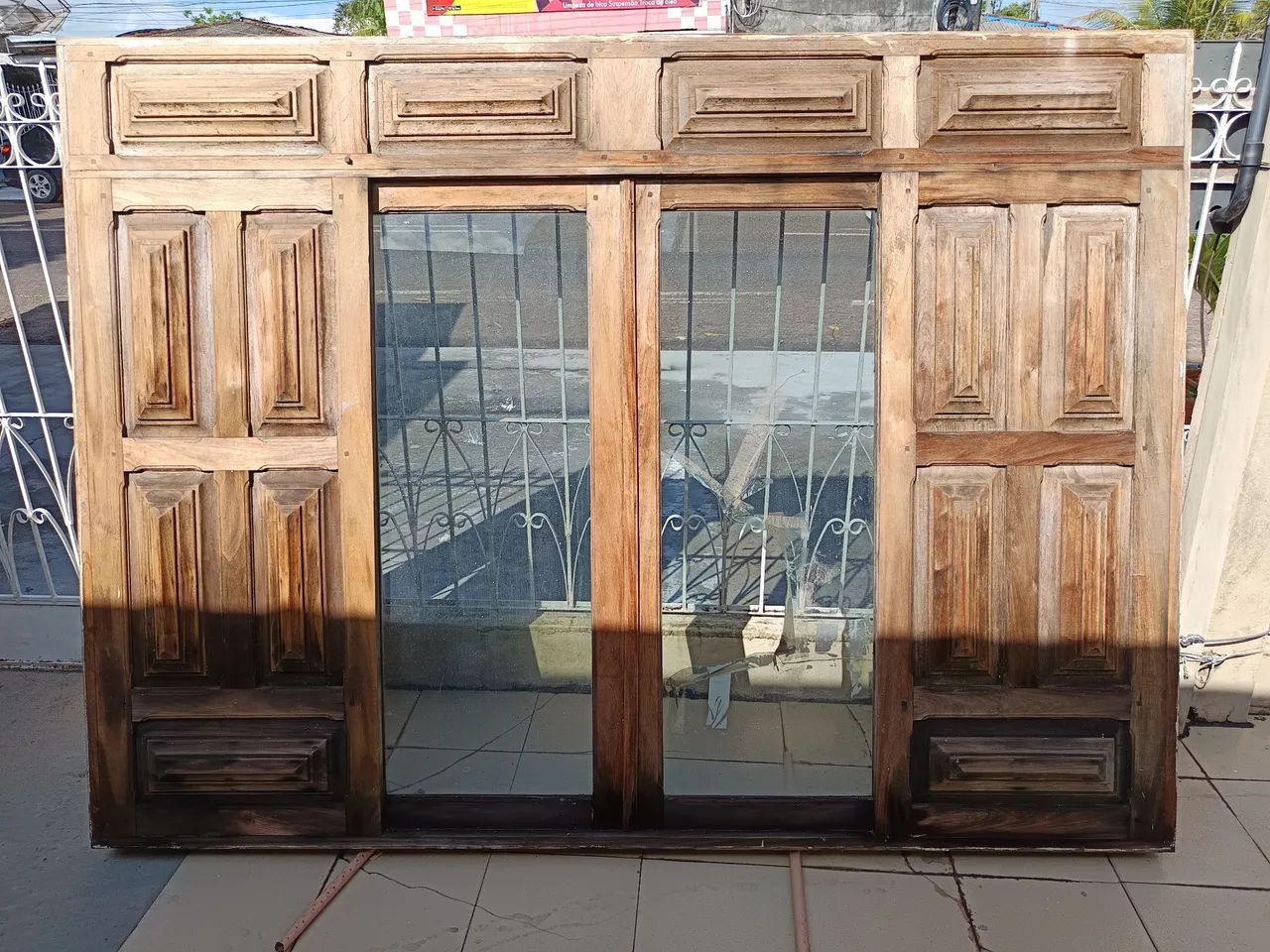 Janela de madeira maciça com vidros