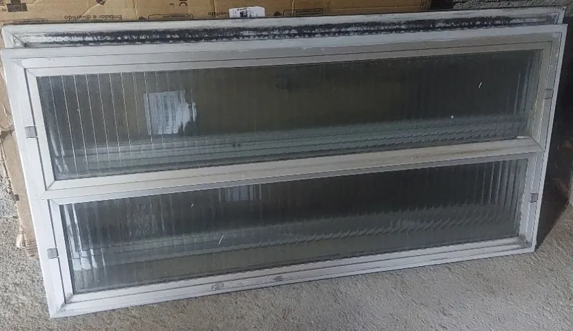 2 Janelas de alumínio .200 reais cada .400 reais as duas. Aceito proposta.
