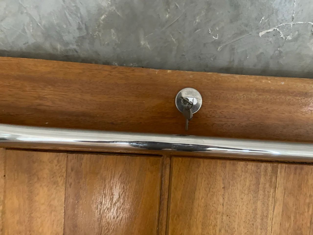 Porta de madeira maciça 1,42  por 240  altura  - Foto 2