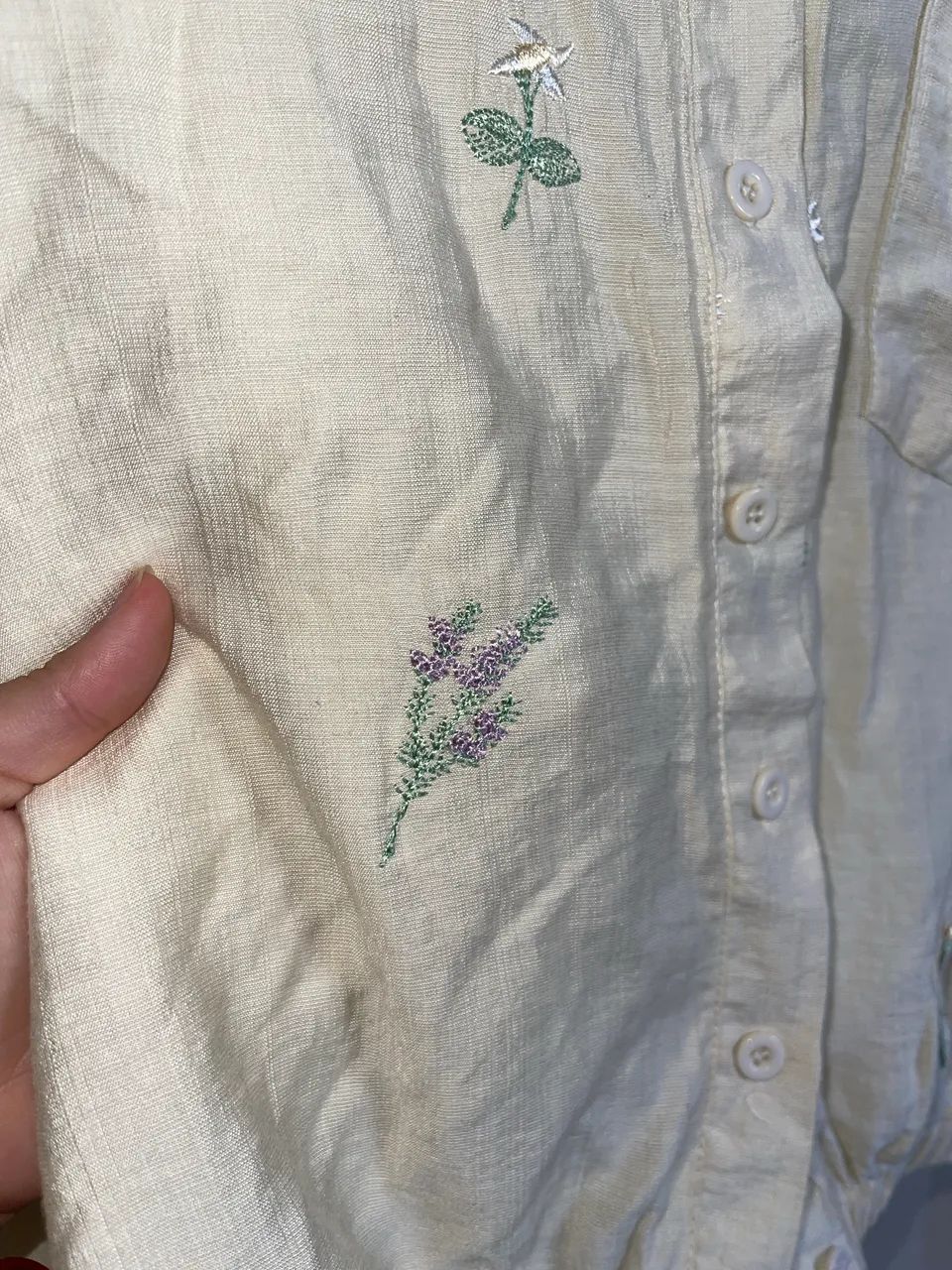 Camisa curta em linho e bordados.  - Foto 2