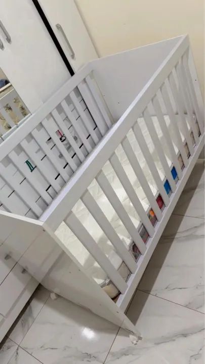 Berço de bebê branco