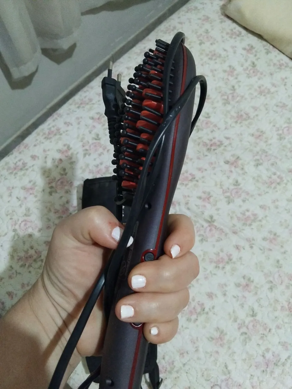 Escova Alisadora de Cabelo - Prática e Eficiente