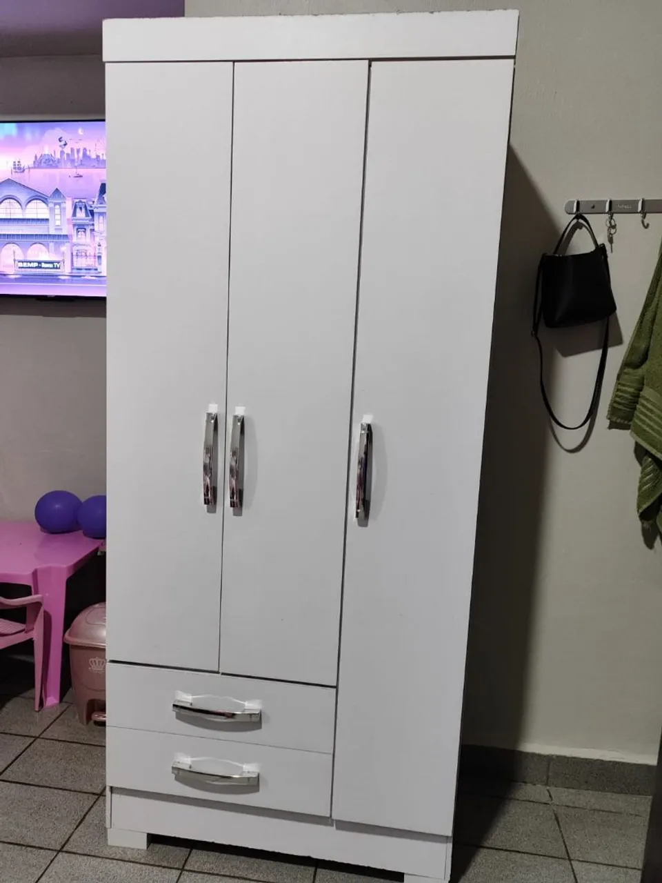 Armário 3 Portas e 2 Gavetas