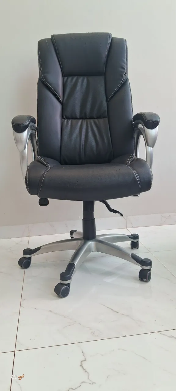 Poltrona Giratória Executiva em Couro Sintético - Conforto e Estilo