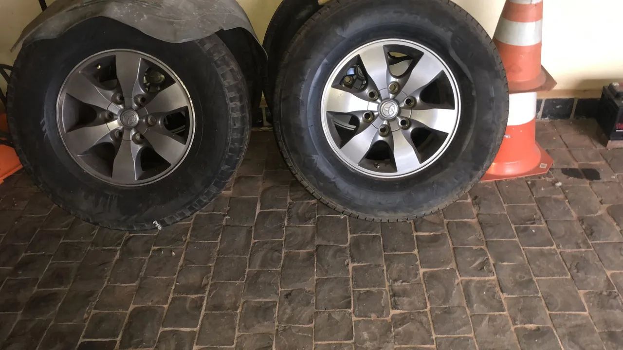 Jogo rodas hilux com pneus  - Foto 2