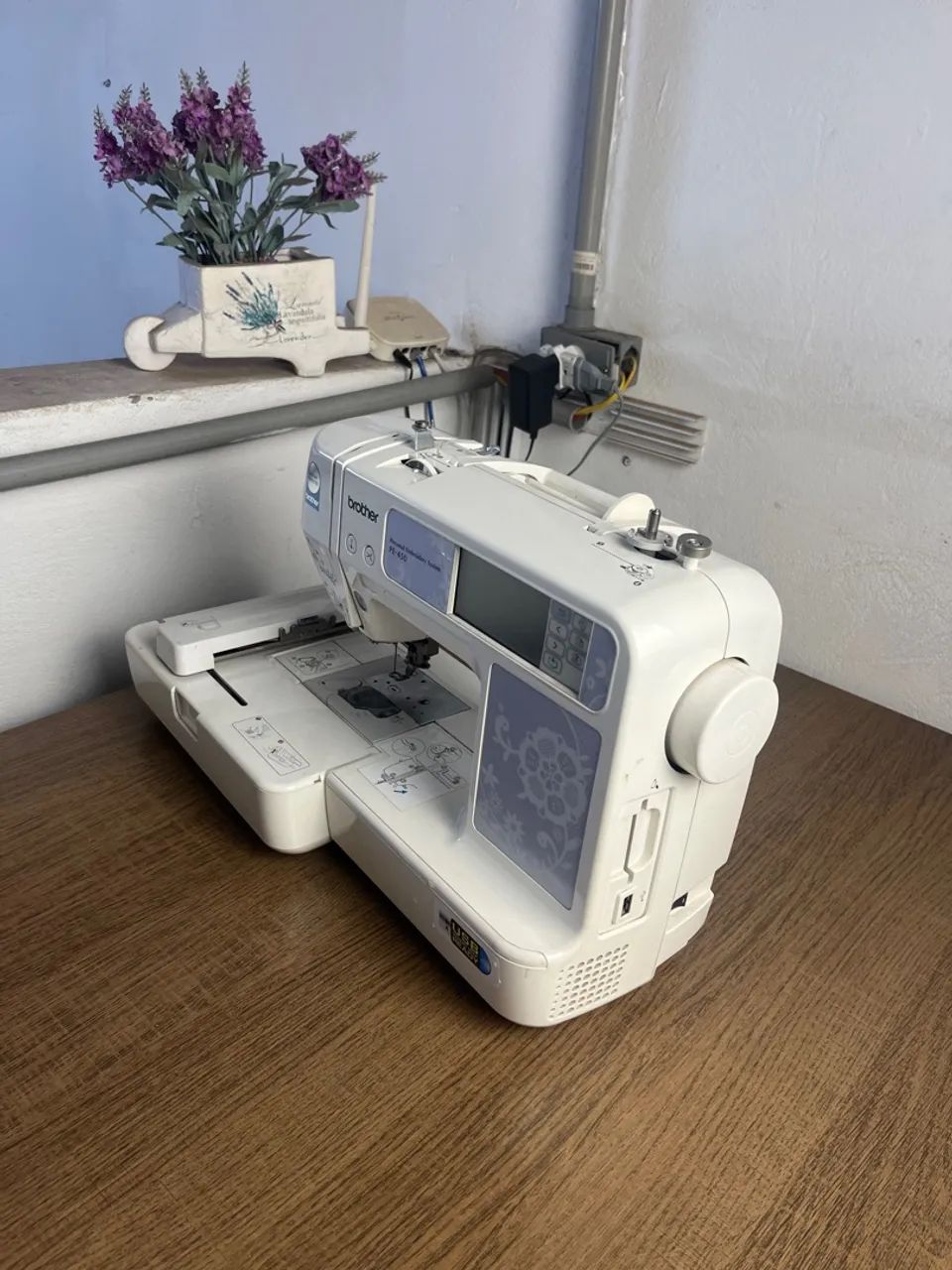 Máquina de Costurar Brother PE-450 + Curso de Matriz + Transformador! - Foto 4