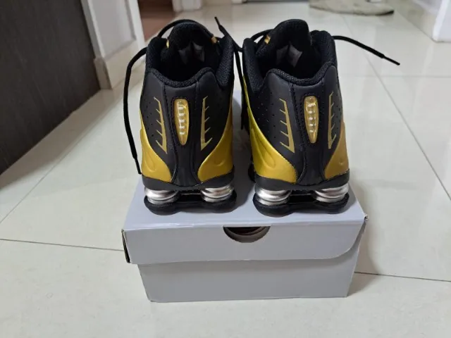Nike shox R4 - Preto e Dourado
