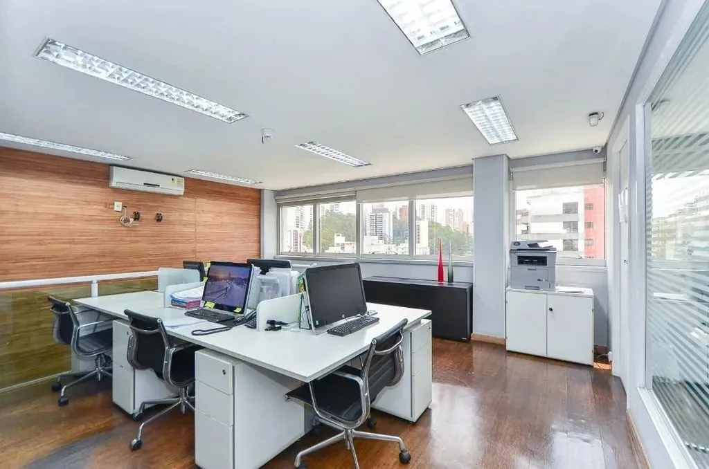 Sala Comercial à venda na Vila Andrade, São Paulo-SP: 1 Sala, 3 Vagas e 140m²
