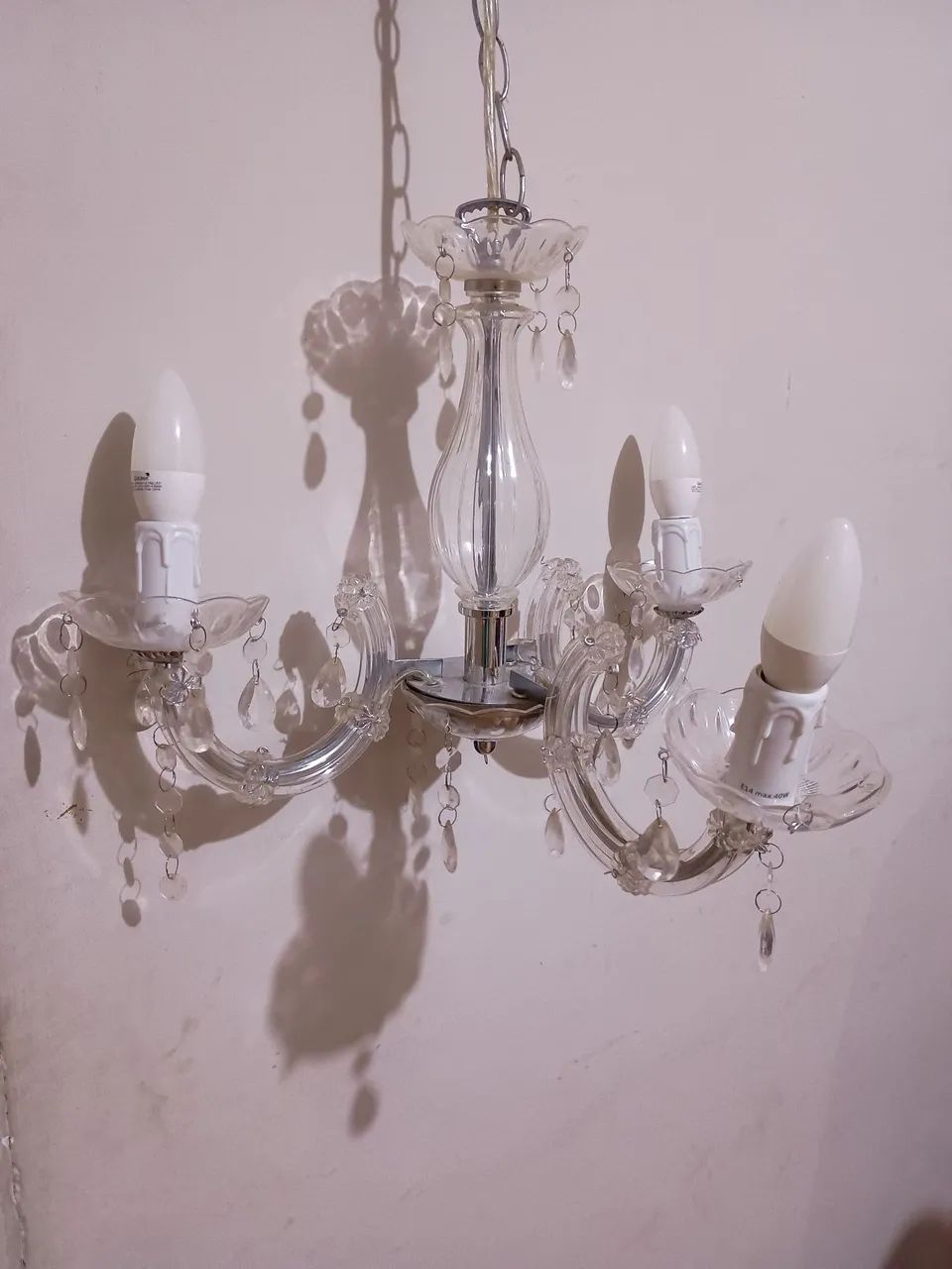 LUSTRE PENDENTE CANDELABRO 3 BRAÇOS -plastico - funcionando  - Foto 3