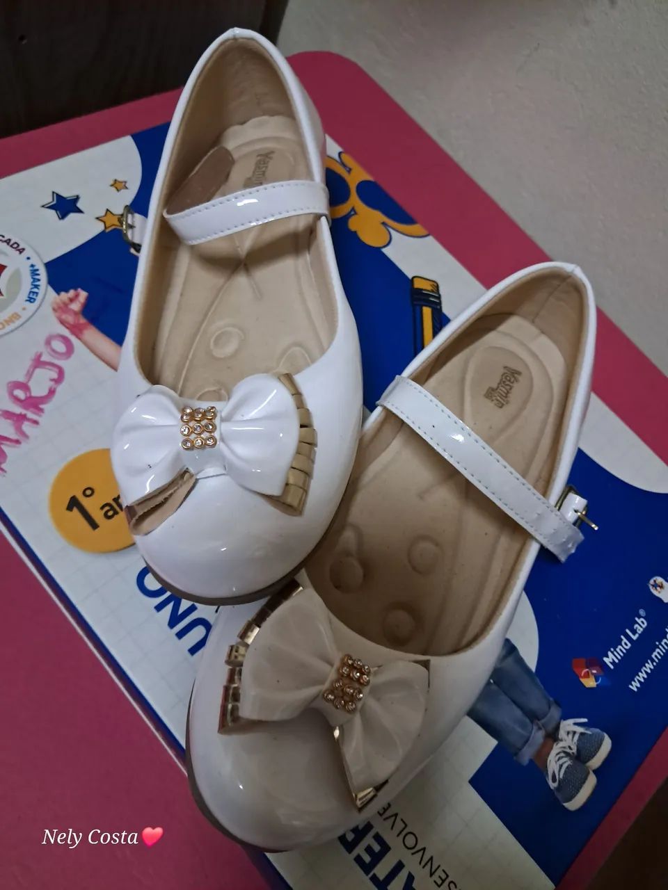 Sapatilha infantil branca com laço e detalhe dourado - Foto 4