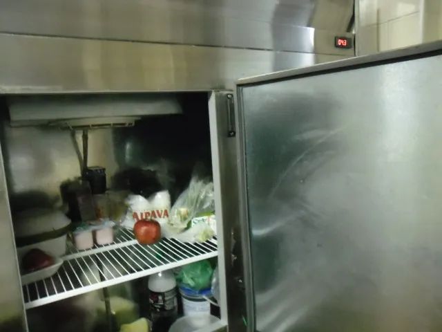 Geladeira Câmara em Inox 6 portas + Geladeira expositora vertical Coca Cola + Balcões e... - Foto 3