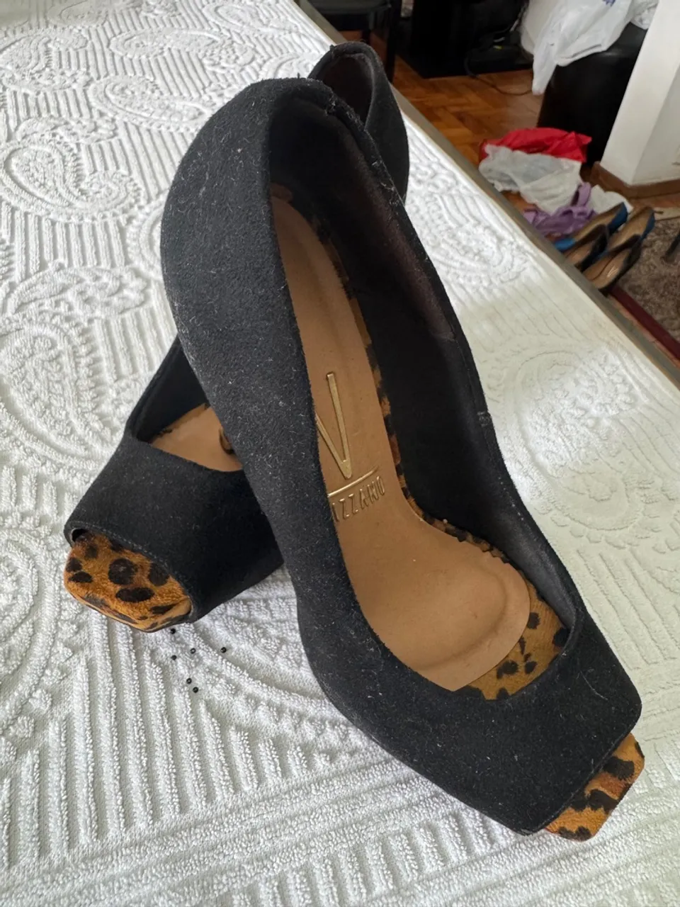 Scarpin preto e onça