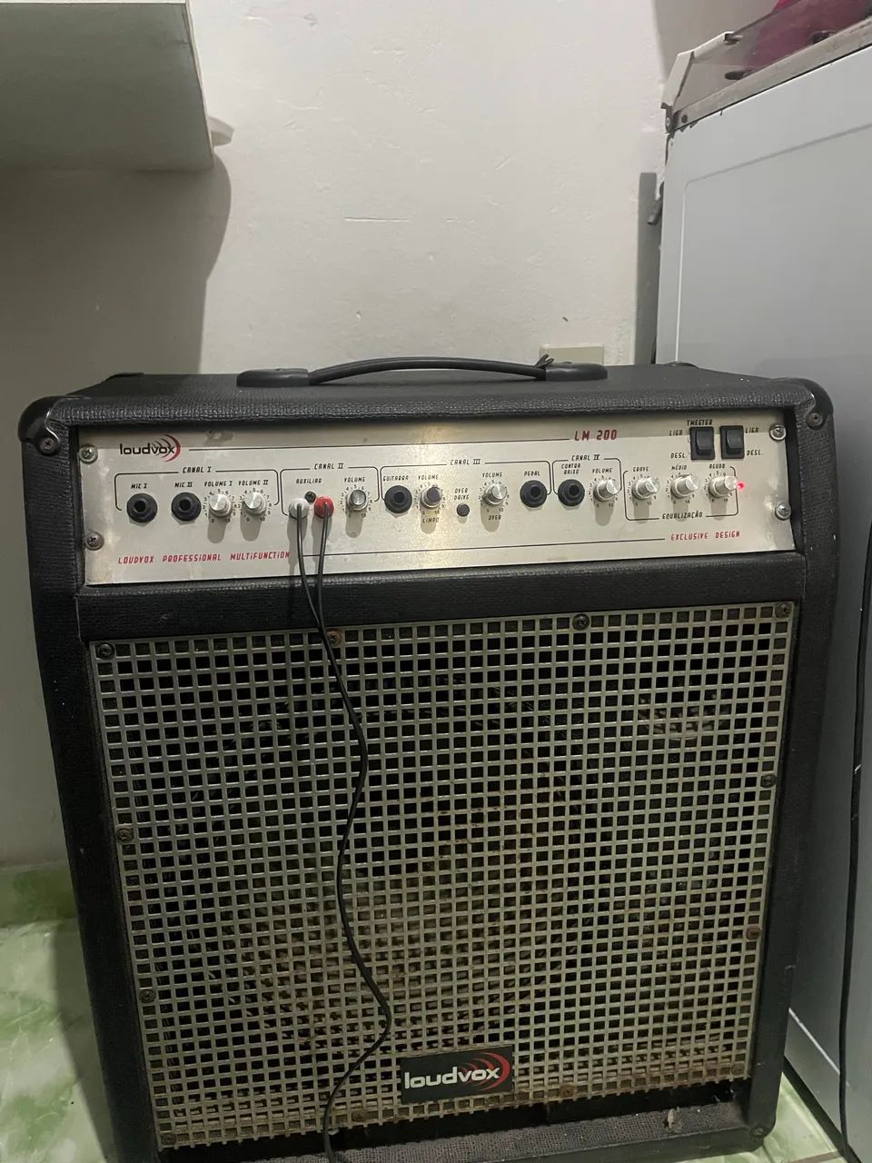 Caixa amplificada profissional Loudvox LM 200.