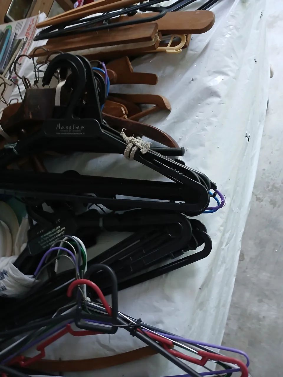 Cabides de plástico e madeira 50 unidade pó 36 reais  - Foto 2