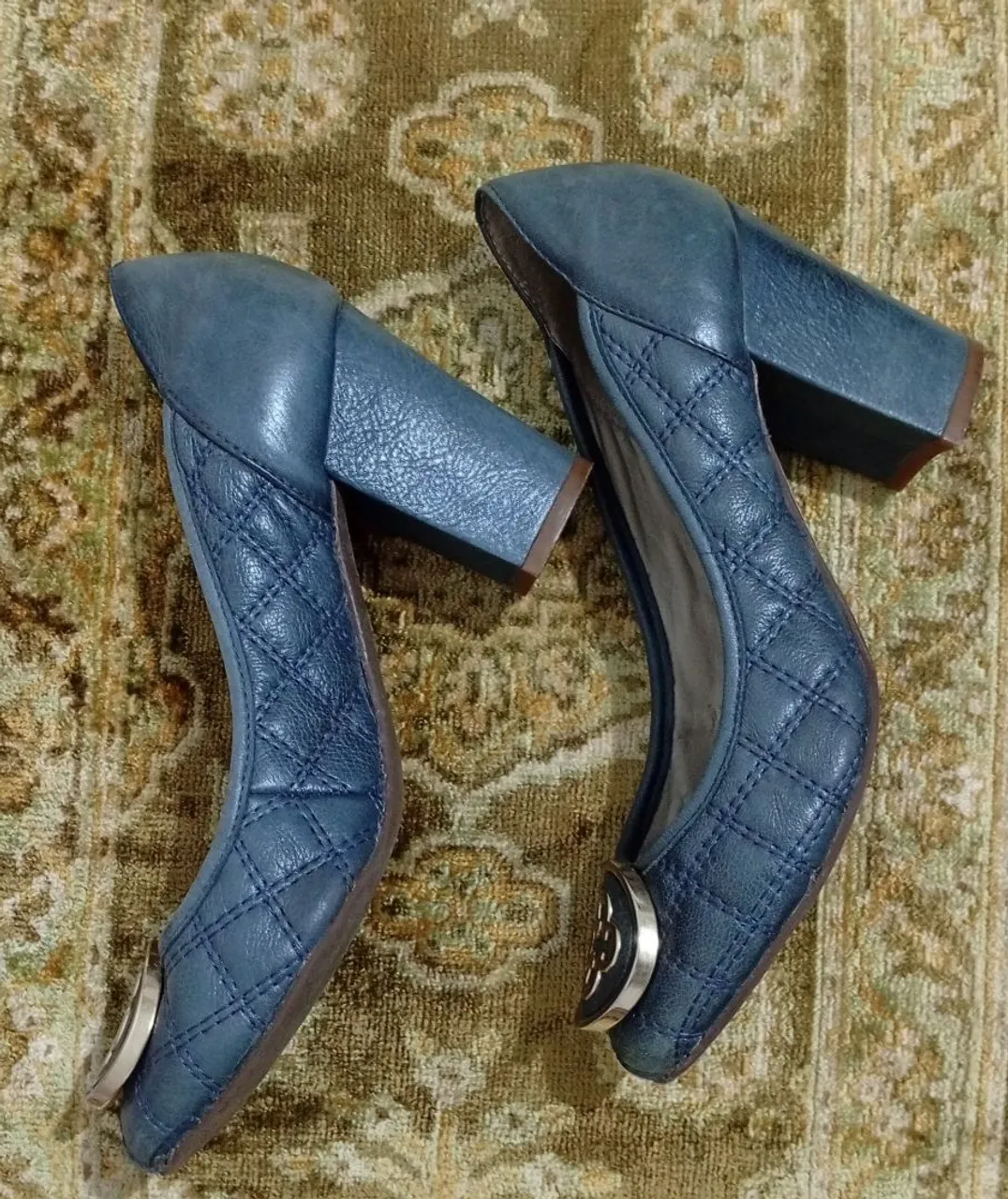Sapatos de Salto Azul com Detalhes Matelassê