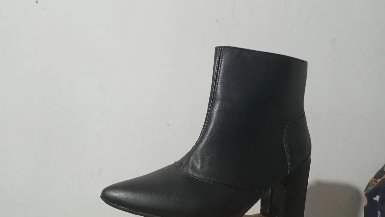 Bota feminina preta cano curto