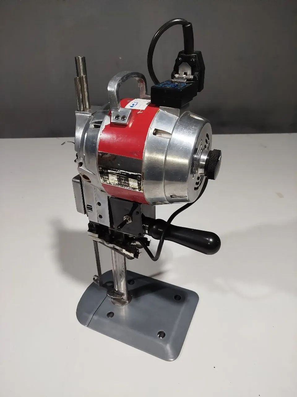 Máquina de cortar tecido Singer industrial 8 polegadas  - Foto 4