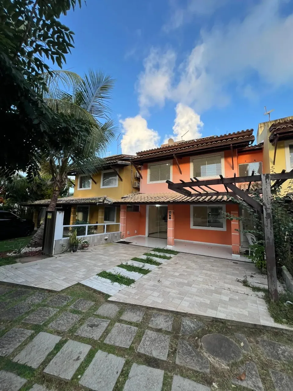 Imóvel para aluguel possui 190 metros quadrados com 4 quartos em Stella Maris - Salvador -
