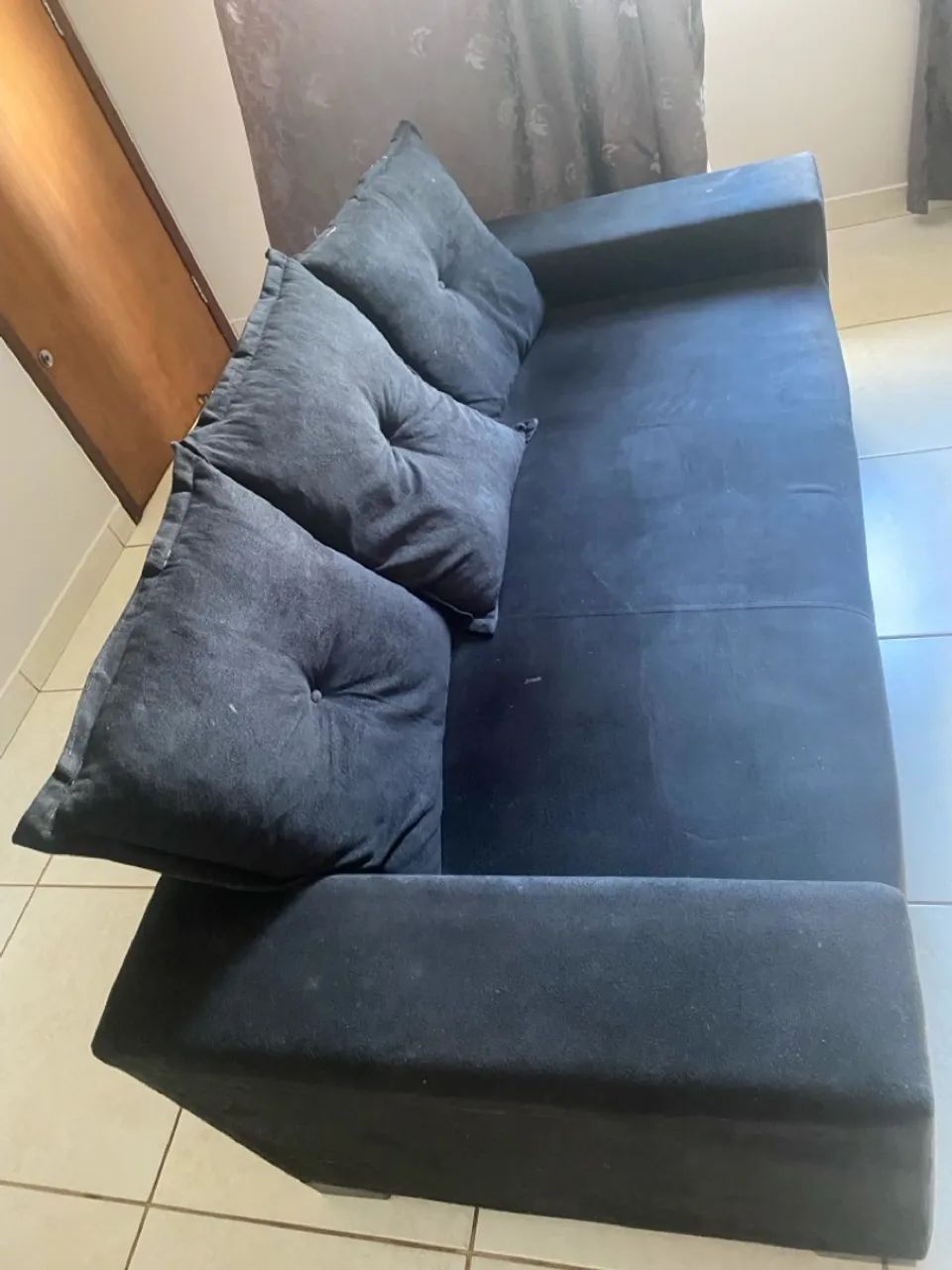 Sofá preto 3 lugares - Foto 4