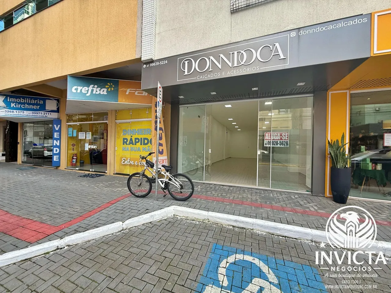 Sala Comercial para Alugar em Meia Praia Itapema com Vitrine e Estacionamento