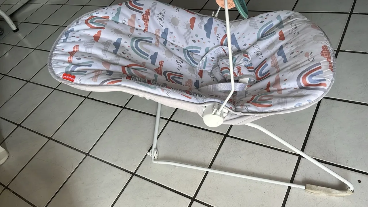 Cadeirinha de descanso Fisher-Price com Estampa de Arco-Íris