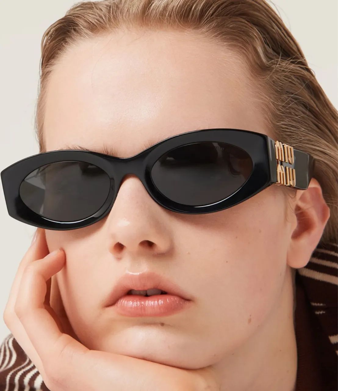 Óculos de Sol MIU MIU Clássico Preto - Elegância e Estilo! - Foto 2