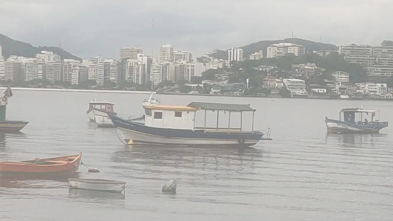Vendo lindo barco todo fibrado pesca/paseeio/ 11 metros / 15passageiros  - Foto 2