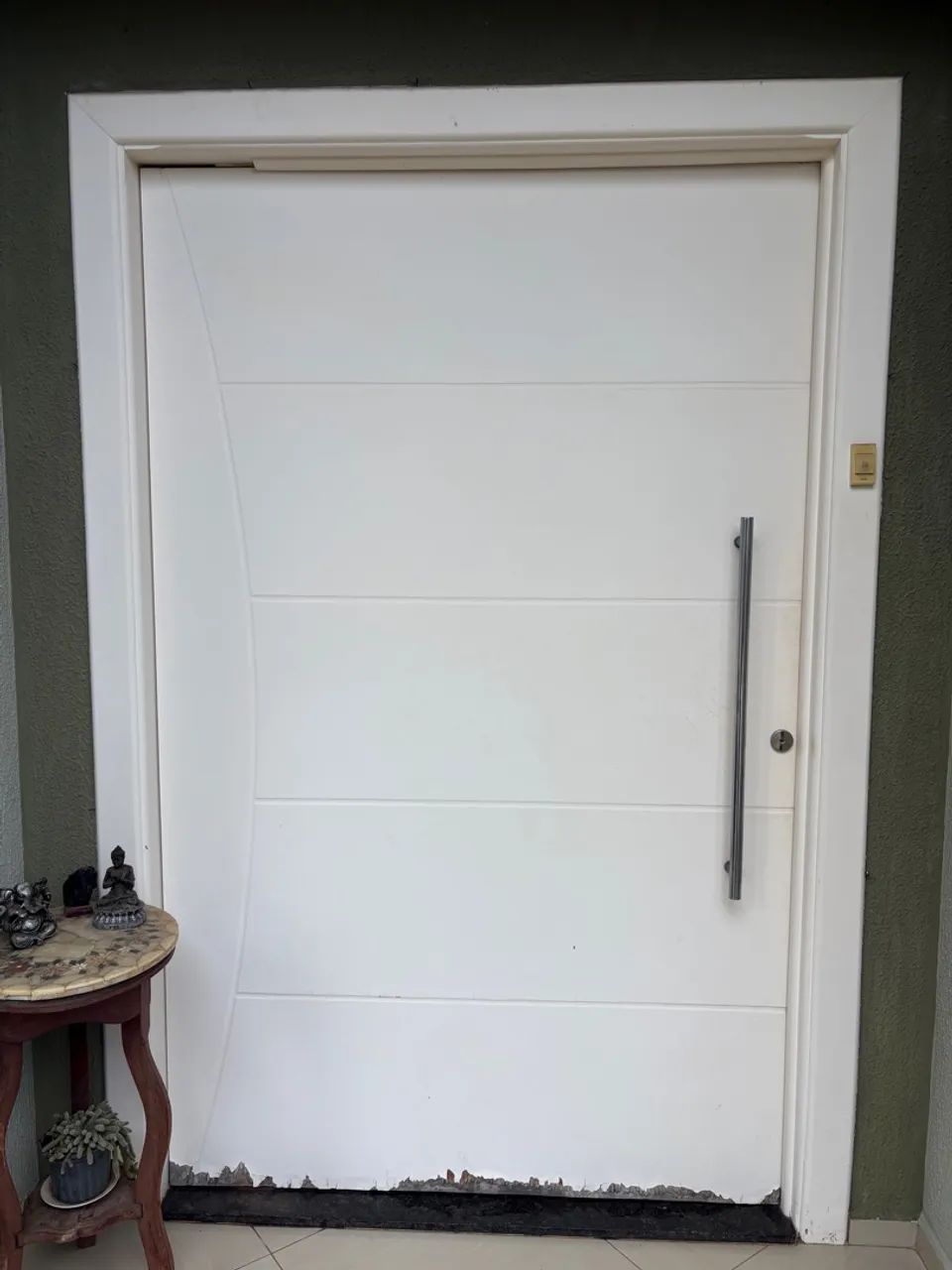 Porta branca de madeira com detalhes em arco