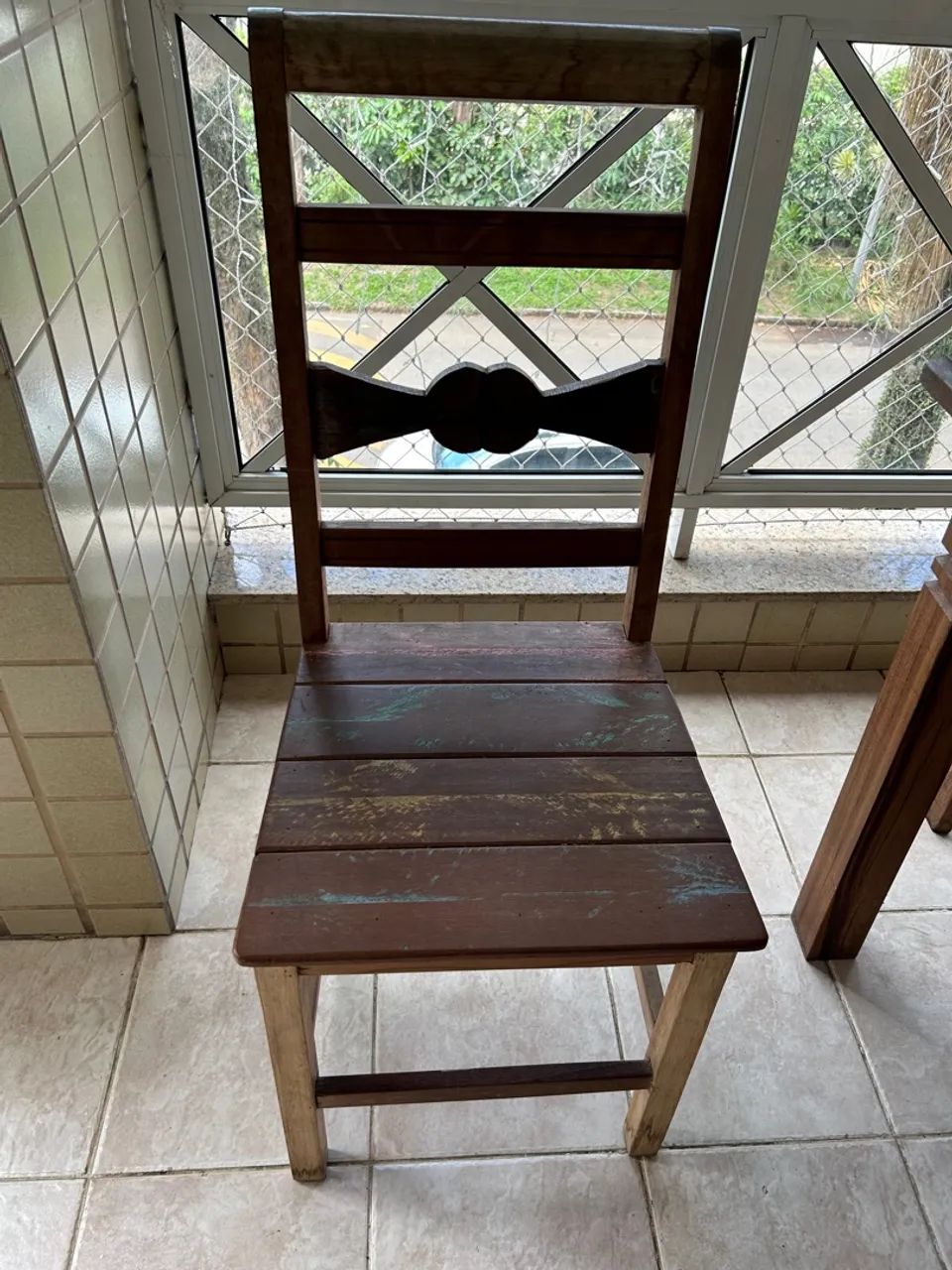 Mesa de madeira com 8 cadeiras . Medida da mesa 1,38 por 1,38 - Foto 4