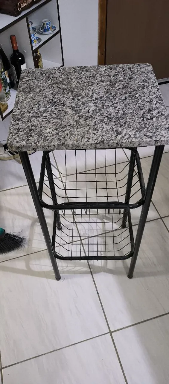 Fruteira com tampo de granito e estrutura metálica